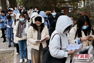 罗汉琛晒上海球迷举牌 因图中涉及张镇麟抱头表情遭多名球迷批评